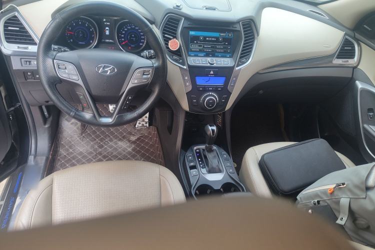 Used Hyundai Santa Fe 2013 2.4L Automatic Two-Wheel Drive Smart Version Center Console