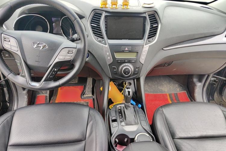 Used Hyundai Santa Fe 2013 2.4L Automatic Two-Wheel Drive Smart Version Center Console