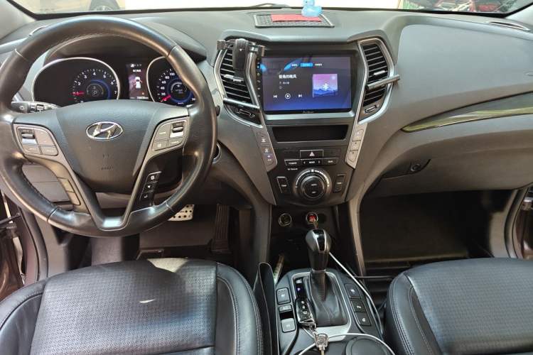 Used Hyundai Santa Fe 2013 Revised Version 2.0T Automatic All-Wheel Drive Top-Tier Trim Center Console