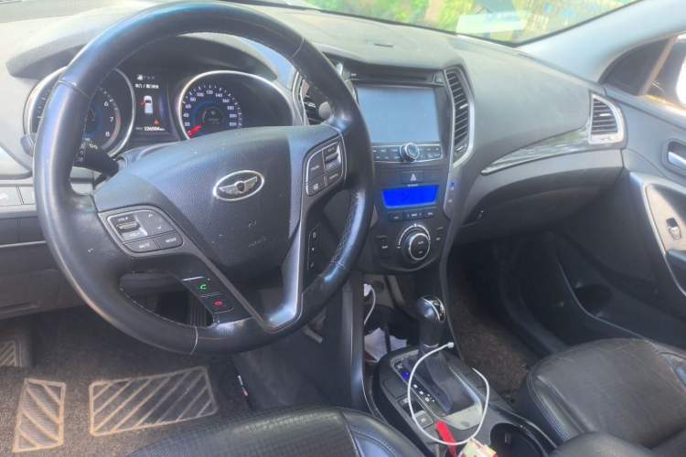 Used Hyundai Santa Fe 2013 2.4L Automatic Two-Wheel Drive Smart Version Center Console