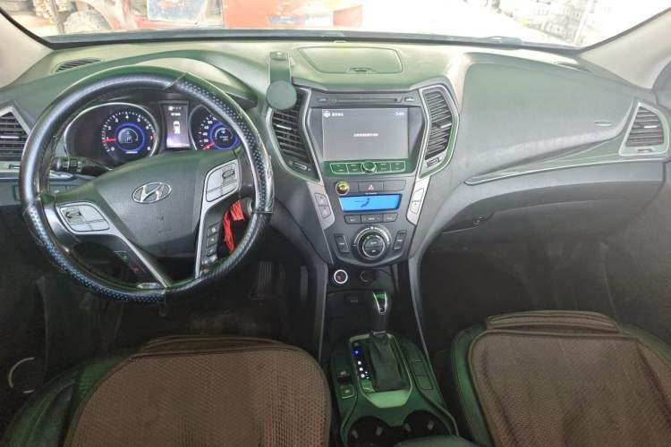 Used Hyundai Santa Fe 2013 2.4L Automatic Two-Wheel Drive Smart Version Center Console