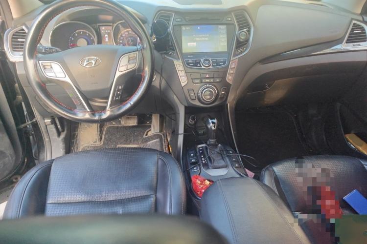 Used Hyundai Santa Fe 2013 2.0T Automatic All-Wheel Drive Top Trim Center Console