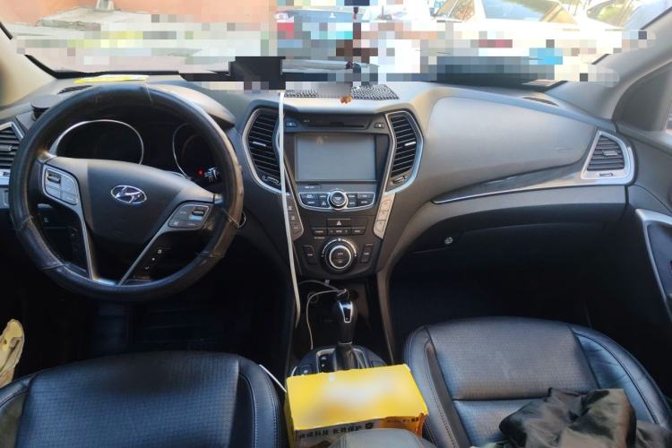 Used Hyundai Santa Fe 2013 2.4L Automatic 4x4 Prestige Edition Center Console