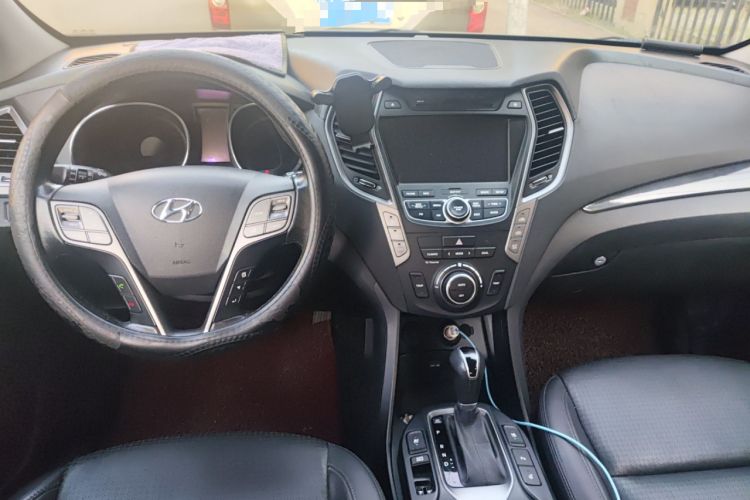 Used Hyundai Santa Fe 2013 2.0T Automatic All-Wheel Drive Top Trim Center Console