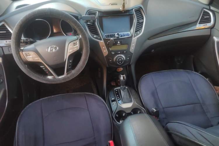 Used Hyundai Santa Fe 2013 2.4L Automatic Two-Wheel Drive Smart Version Center Console