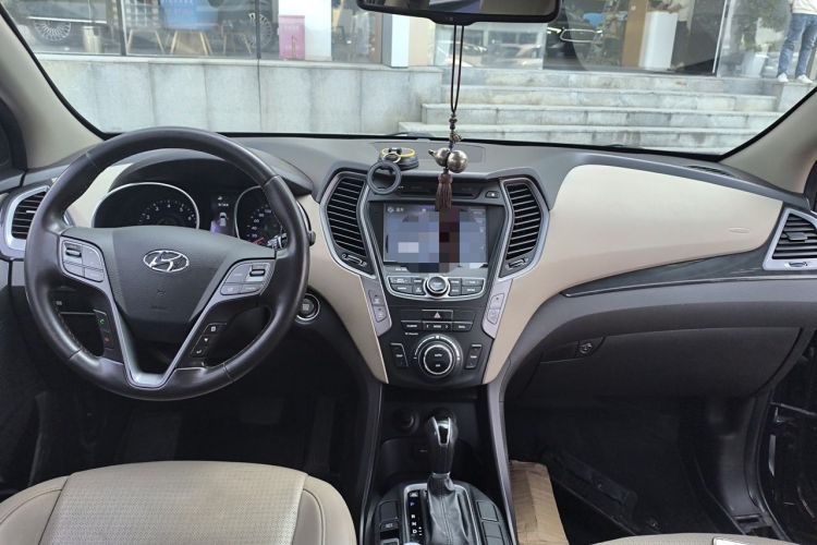 Used Hyundai Santa Fe 2013 2.4L Automatic 4x4 Smart Version Center Console