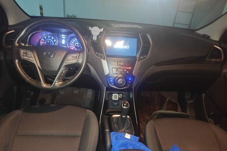 Used Hyundai Santa Fe 2013 2.4L Manual Two-Wheel Drive Comfort Version Center Console