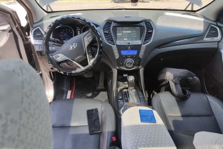 Used Hyundai Santa Fe 2013 2.4L Automatic Two-Wheel Drive Smart Version Center Console