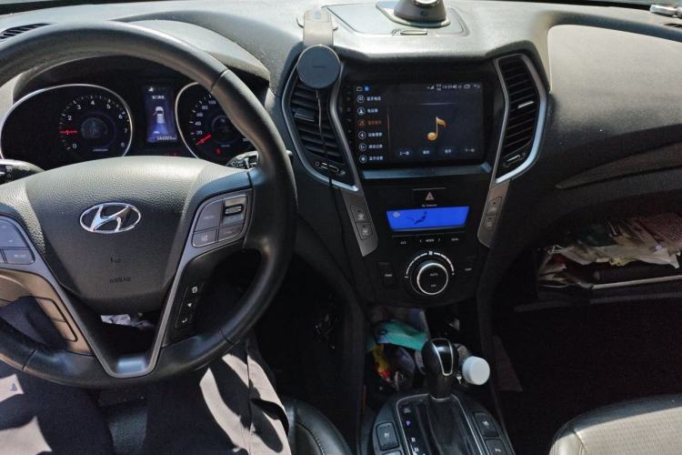 Used Hyundai Santa Fe 2013 2.0T Automatic All-Wheel Drive Top Trim Center Console