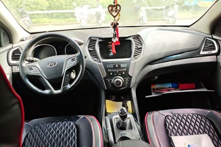 Used Hyundai Santa Fe 2013 2.4L Manual Two-Wheel Drive Comfort Version Center Console