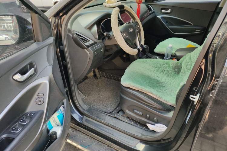 Used Hyundai Santa Fe 2013 2.4L Automatic 4x4 Smart Version Driver Seat
