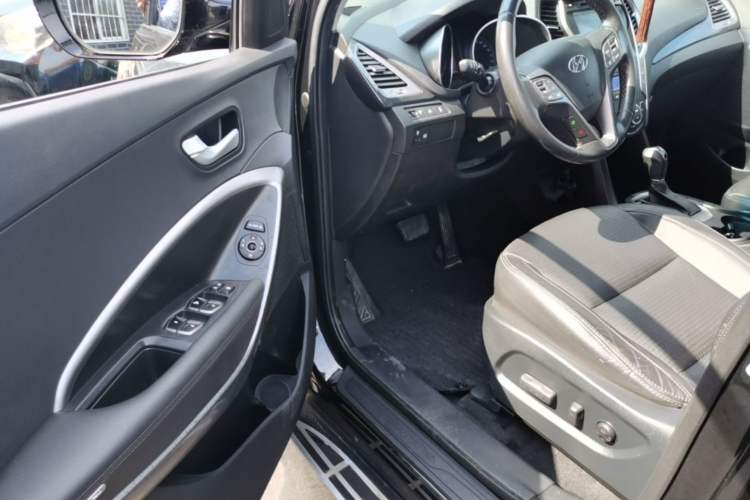 Used Hyundai Santa Fe 2013 2.4L Automatic Two-Wheel Drive Smart Version Driver Seat