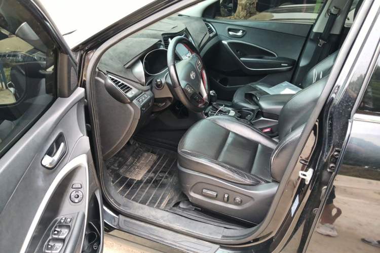 Used Hyundai Santa Fe 2013 2.4L Automatic 4x4 Smart Version Driver Seat