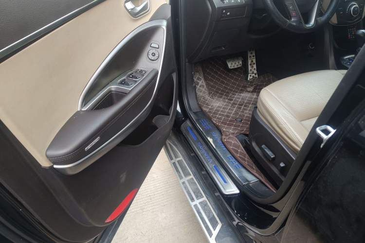 Used Hyundai Santa Fe 2013 2.4L Automatic Two-Wheel Drive Smart Version Driver Seat