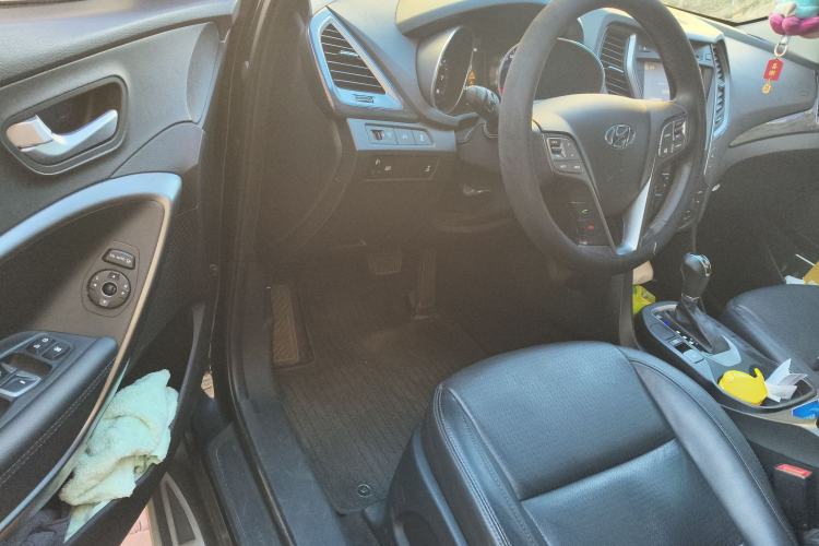 Used Hyundai Santa Fe 2013 2.4L Automatic 4x4 Smart Version Driver Seat