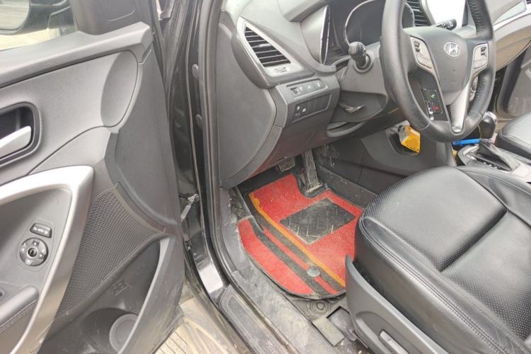 Used Hyundai Santa Fe 2013 2.4L Automatic Two-Wheel Drive Smart Version Driver Seat