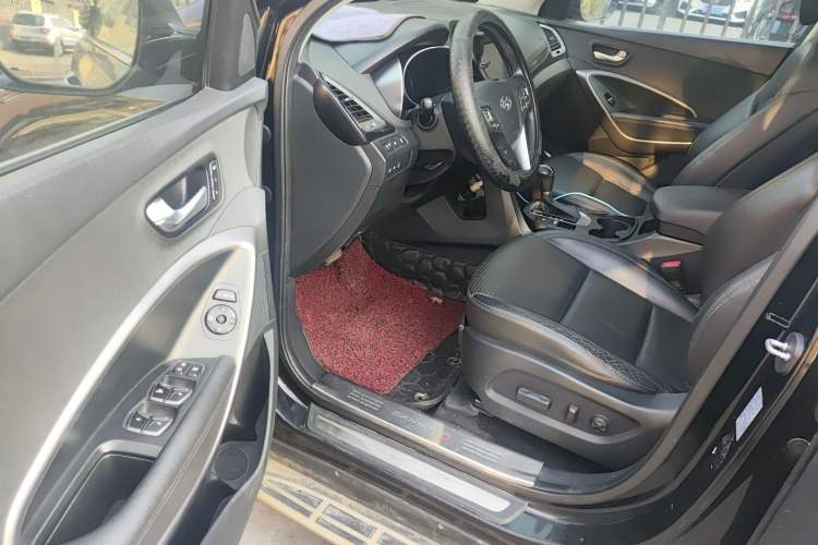 Used Hyundai Santa Fe 2013 2.0T Automatic All-Wheel Drive Top Trim Driver Seat