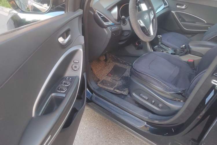 Used Hyundai Santa Fe 2013 2.4L Automatic Two-Wheel Drive Smart Version Driver Seat