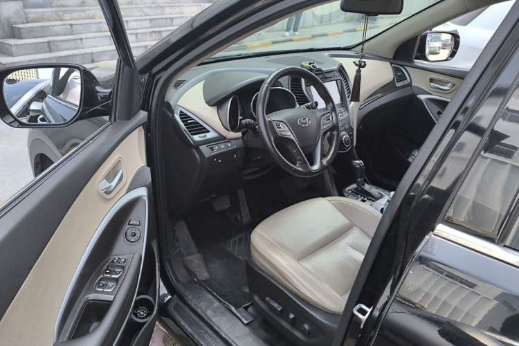 Used Hyundai Santa Fe 2013 2.4L Automatic 4x4 Smart Version Driver Seat