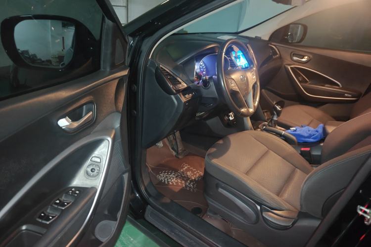 Used Hyundai Santa Fe 2013 2.4L Manual Two-Wheel Drive Comfort Version Driver Seat