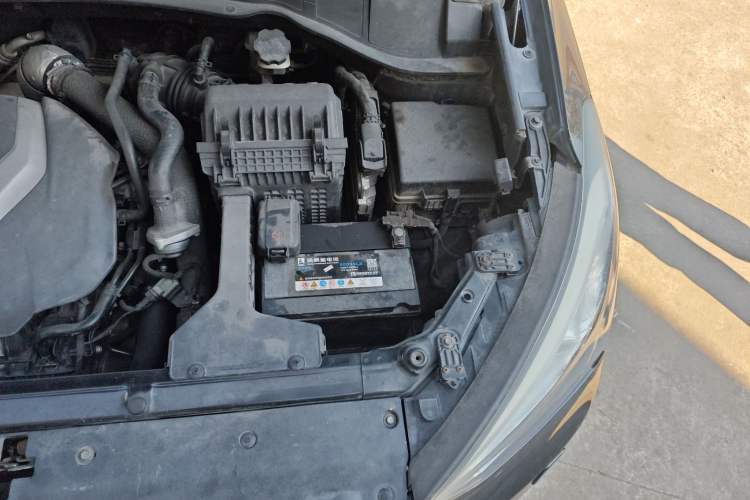 Used Hyundai Santa Fe 2013 2.0T Automatic All-Wheel Drive Top Trim Engine Bay Left