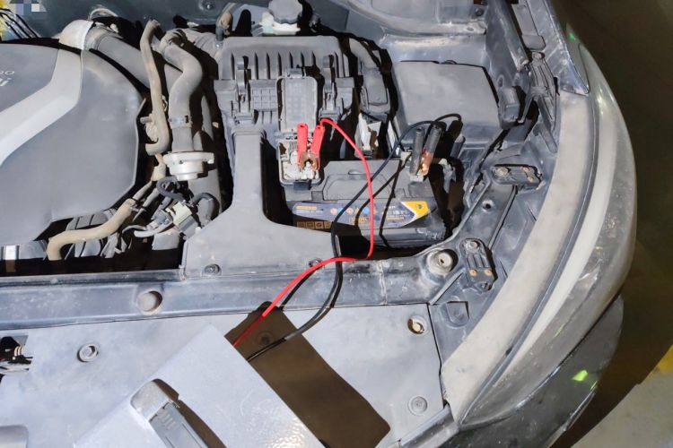 Used Hyundai Santa Fe 2013 2.0T Automatic All-Wheel Drive Top Trim Engine Bay Left