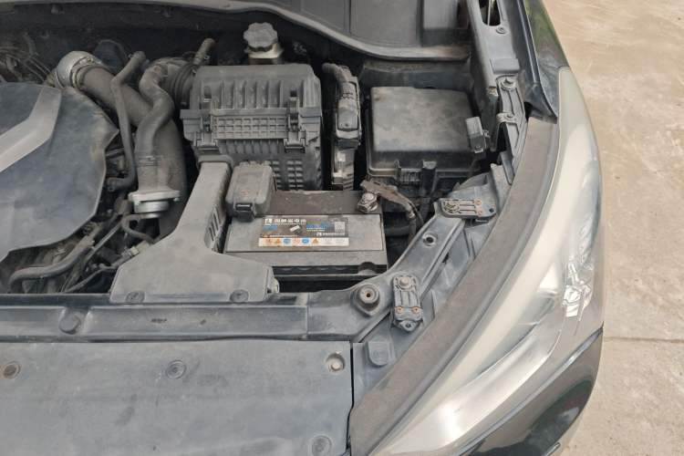 Used Hyundai Santa Fe 2013 2.0T Automatic All-Wheel Drive Top Trim Engine Bay Left