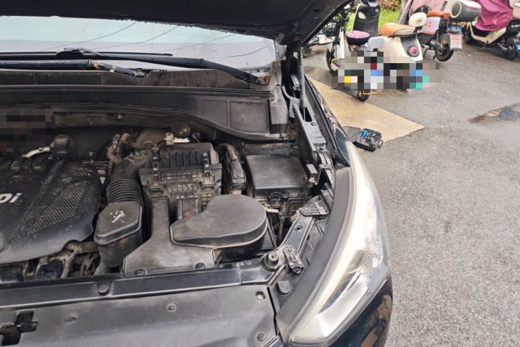 Used Hyundai Santa Fe 2013 2.4L Automatic 4x4 Smart Version Engine Bay Left