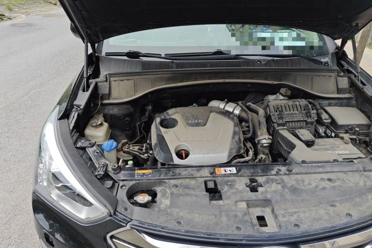 Used Hyundai Santa Fe 2013 2.0T Automatic All-Wheel Drive Top Trim Engine Bay Right