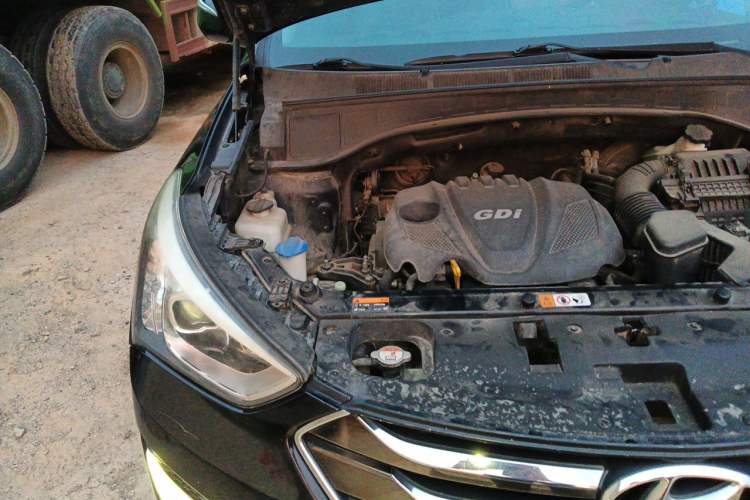 Used Hyundai Santa Fe 2013 2.4L Automatic 4x4 Smart Version Engine Bay Right