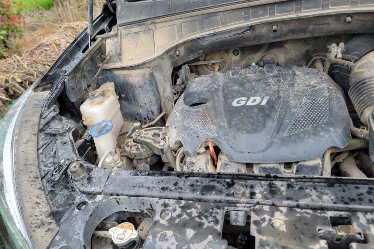 Used Hyundai Santa Fe 2013 2.4L Automatic Two-Wheel Drive Smart Version Engine Bay Right