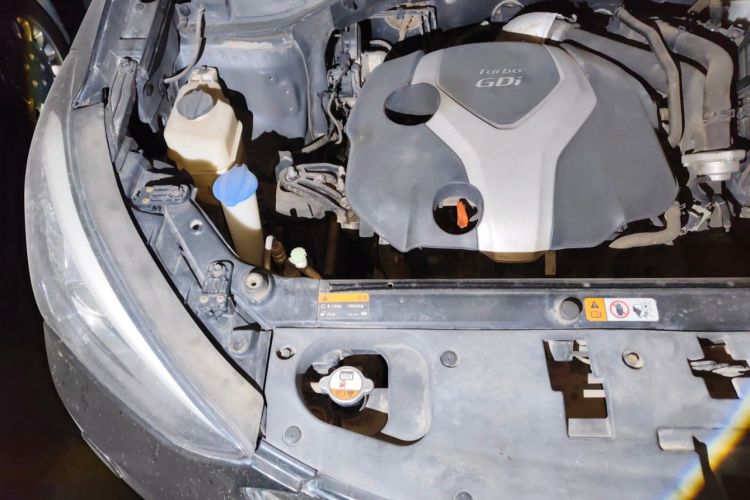 Used Hyundai Santa Fe 2013 2.0T Automatic All-Wheel Drive Top Trim Engine Bay Right