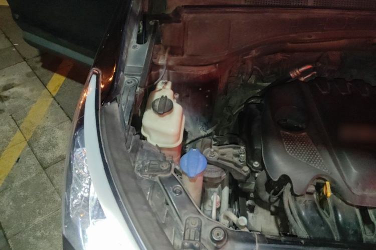 Used Hyundai Santa Fe 2013 2.4L Automatic Two-Wheel Drive Smart Version Engine Bay Right