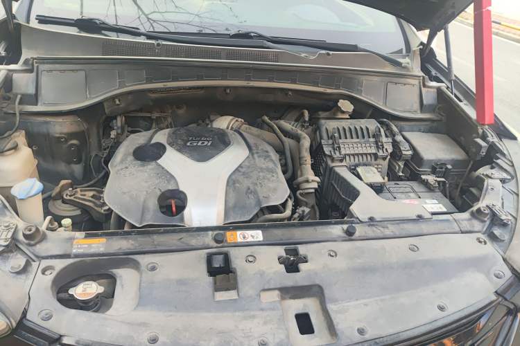Used Hyundai Santa Fe 2013 2.0T Automatic All-Wheel Drive Top Trim Engine Bay