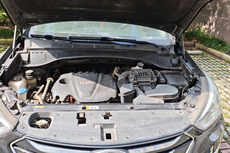 Used Hyundai Santa Fe 2013 2.4L Manual Two-Wheel Drive Comfort Version Engine Bay