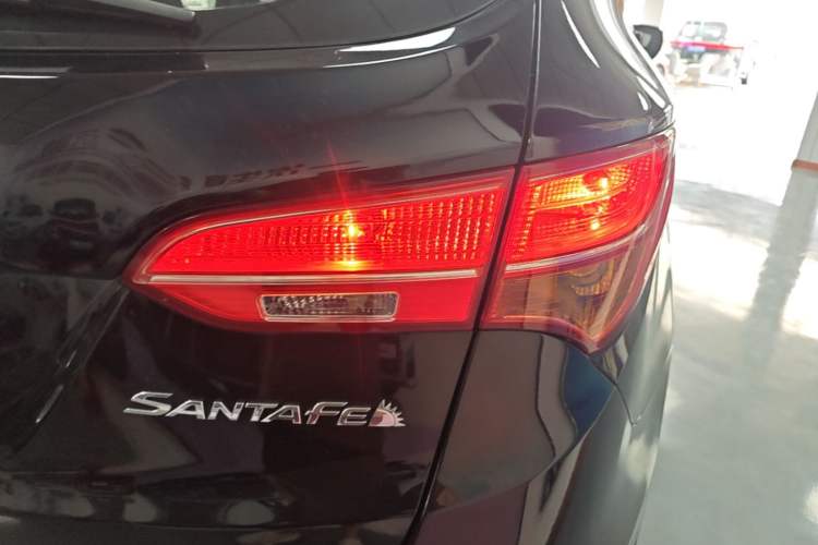 Used Hyundai Santa Fe 2013 2.4L Automatic Two-Wheel Drive Smart Version Exterior 3