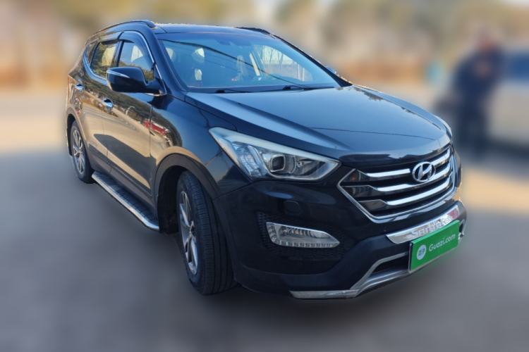 Used Hyundai Santa Fe 2013 2.0T Automatic All-Wheel Drive Top Trim Front Right 45 Deg