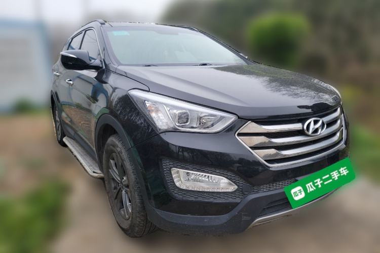 Used Hyundai Santa Fe 2013 2.4L Automatic Two-Wheel Drive Smart Version Front Right 45 Deg