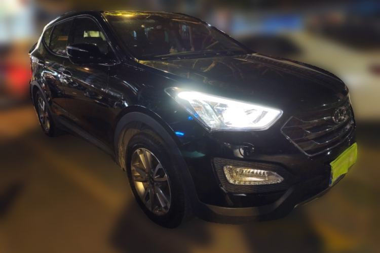 Used Hyundai Santa Fe 2013 Revised Version 2.4L Automatic All-Wheel Drive Luxury Trim Front Right 45 Deg