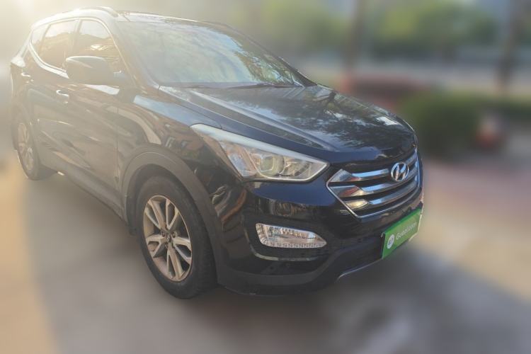 Used Hyundai Santa Fe 2013 2.0T Automatic All-Wheel Drive Top Trim Front Right 45 Deg