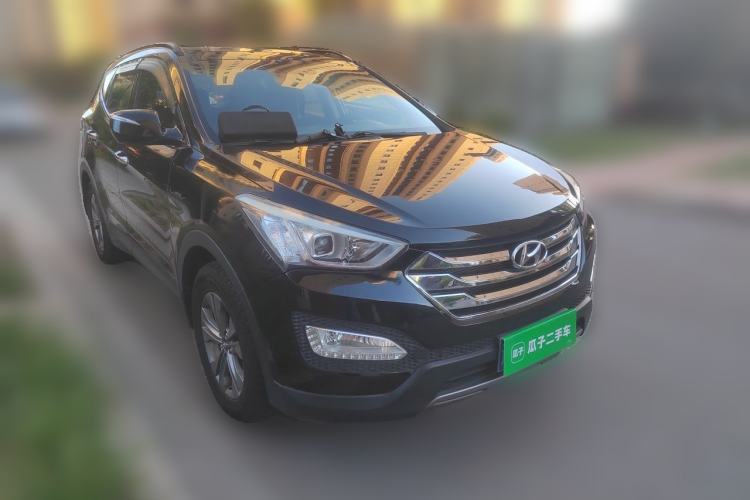Used Hyundai Santa Fe 2013 2.4L Automatic Two-Wheel Drive Smart Version Front Right 45 Deg