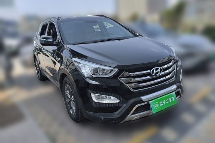 Used Hyundai Santa Fe 2013 2.4L Automatic 4x4 Smart Version Front Right 45 Deg