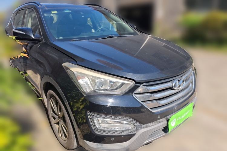 Used Hyundai Santa Fe 2013 2.0T Automatic All-Wheel Drive Top Trim Front Right 45 Deg