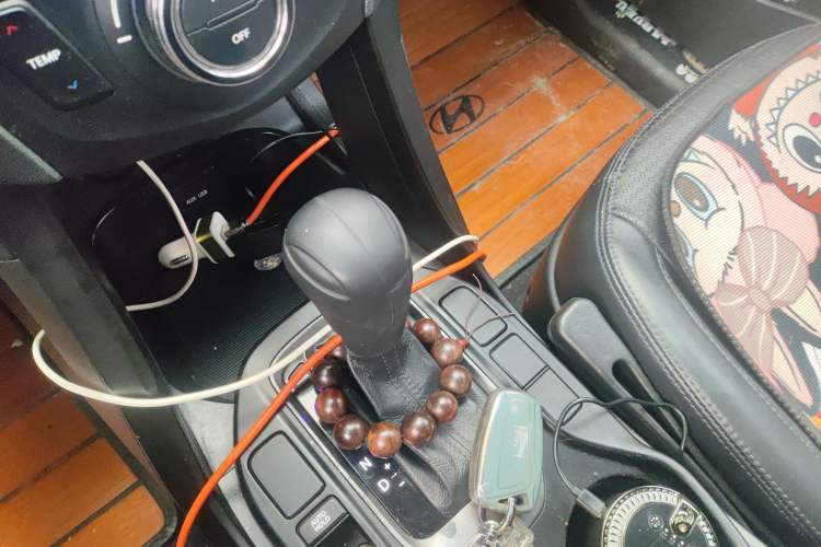 Used Hyundai Santa Fe 2013 2.4L Automatic Two-Wheel Drive Smart Version Gear Lever