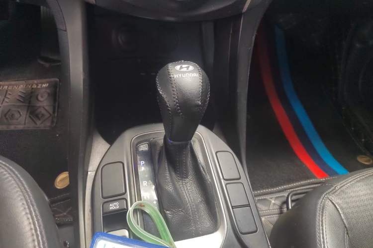 Used Hyundai Santa Fe 2013 2.4L Automatic Two-Wheel Drive Smart Version Gear Lever