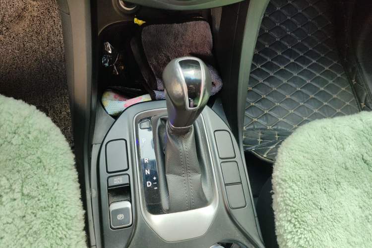 Used Hyundai Santa Fe 2013 2.4L Automatic 4x4 Smart Version Gear Lever