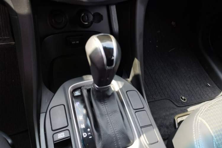 Used Hyundai Santa Fe 2013 2.4L Automatic Two-Wheel Drive Smart Version Gear Lever