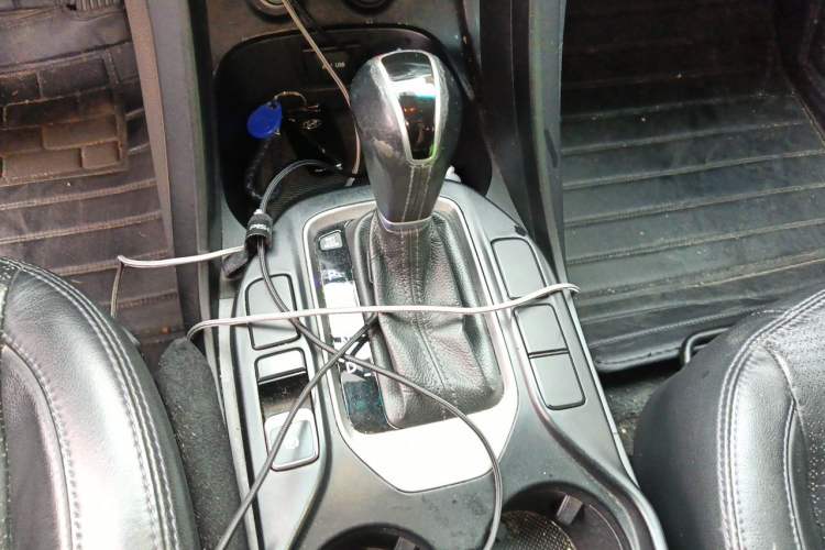 Used Hyundai Santa Fe 2013 2.4L Automatic 4x4 Smart Version Gear Lever