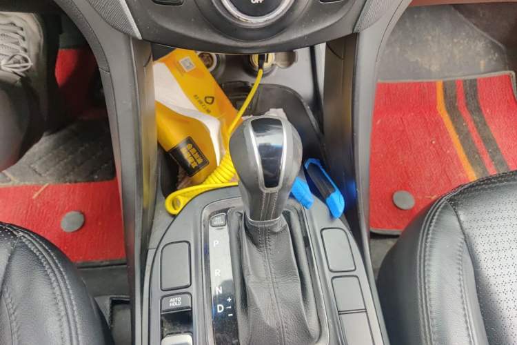 Used Hyundai Santa Fe 2013 2.4L Automatic Two-Wheel Drive Smart Version Gear Lever