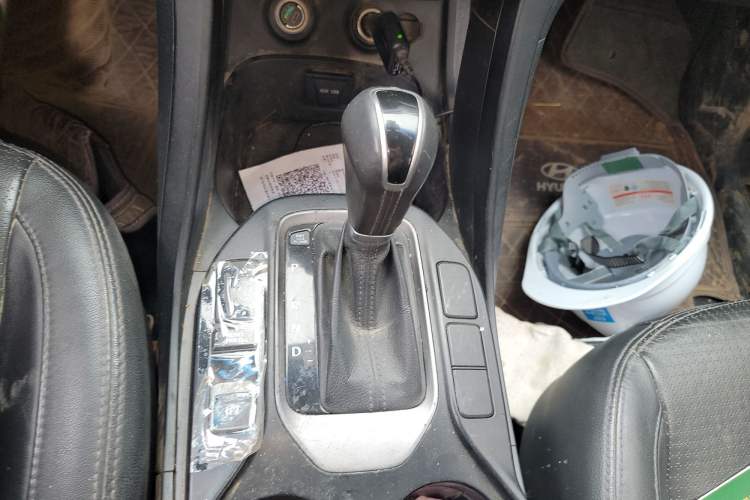Used Hyundai Santa Fe 2013 2.4L Automatic Two-Wheel Drive Smart Version Gear Lever